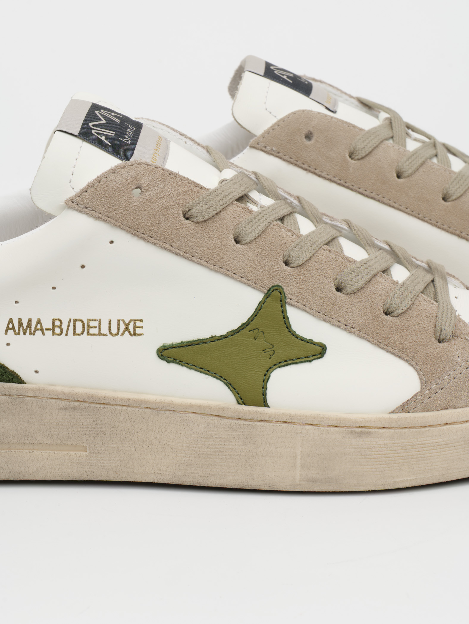 Sneakers in pelle bianca con inserti in pelle scamosciata